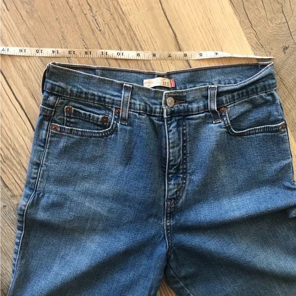 Perfectly Slimming Levi’s Cropped Denim Jeans 12 - Picture 7 of 13